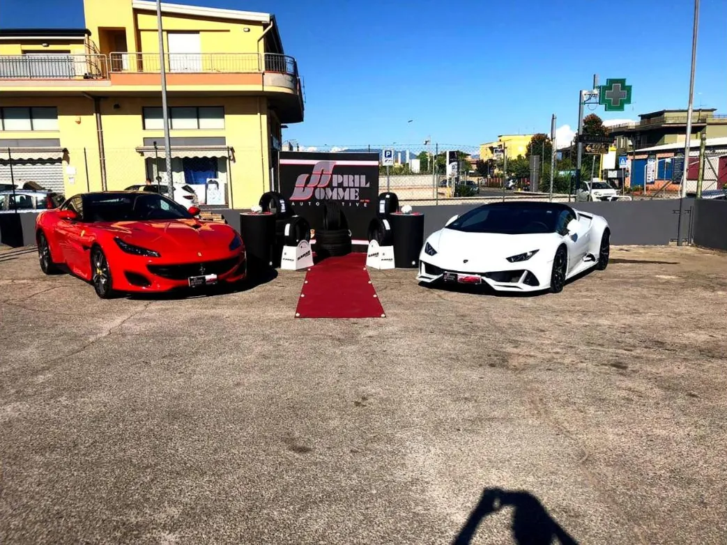 Due supercar sul tappeto rosso all'evento AprilGomme, sul piazzale di via Carroceto