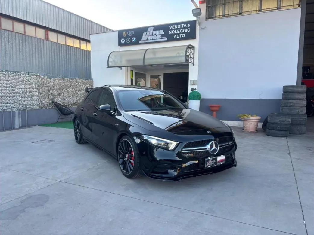 Berlina sportiva nera davanti all'ingresso AprilGomme