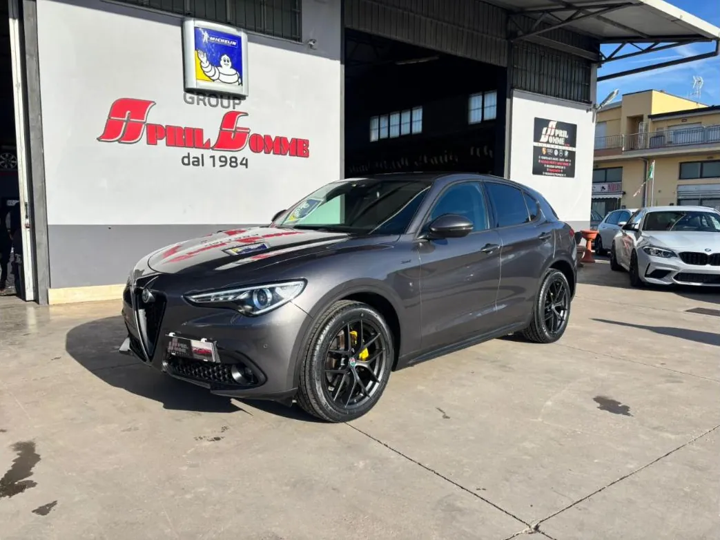 SUV grigio davanti all'officina AprilGomme dal 1984