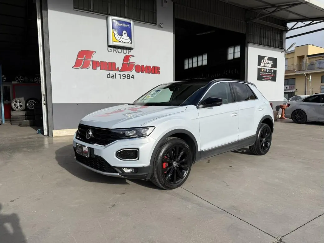 SUV bianco con cerchi neri davanti all'officina