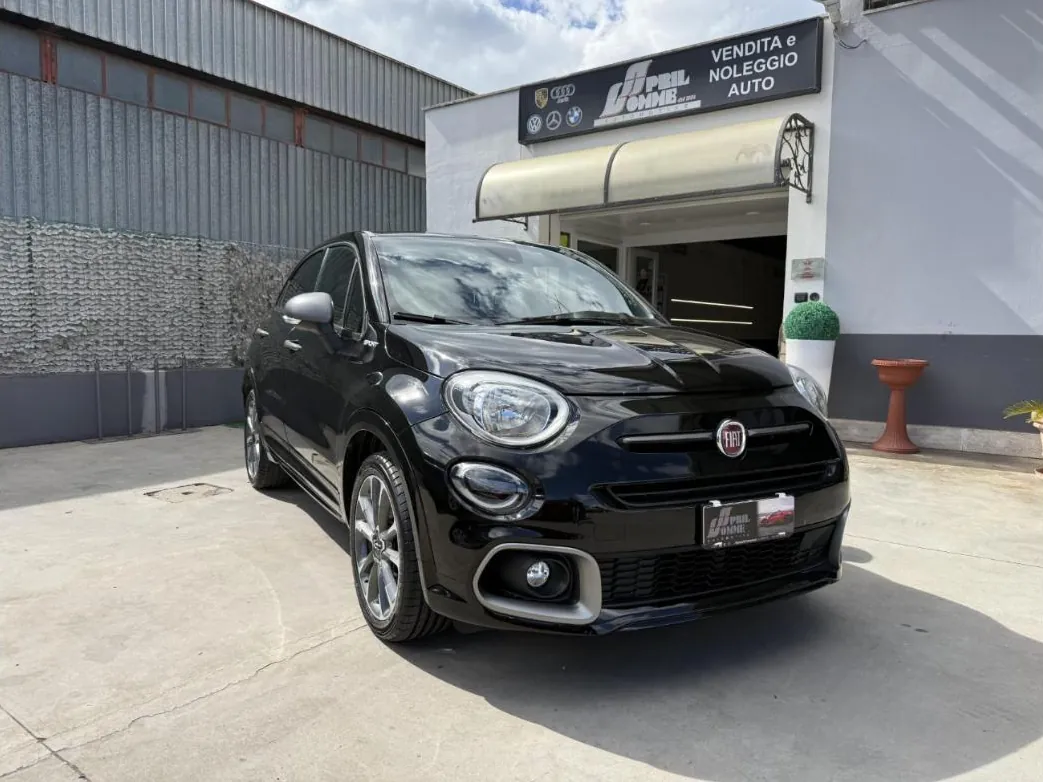 Crossover nero davanti all'ingresso vendita e noleggio
