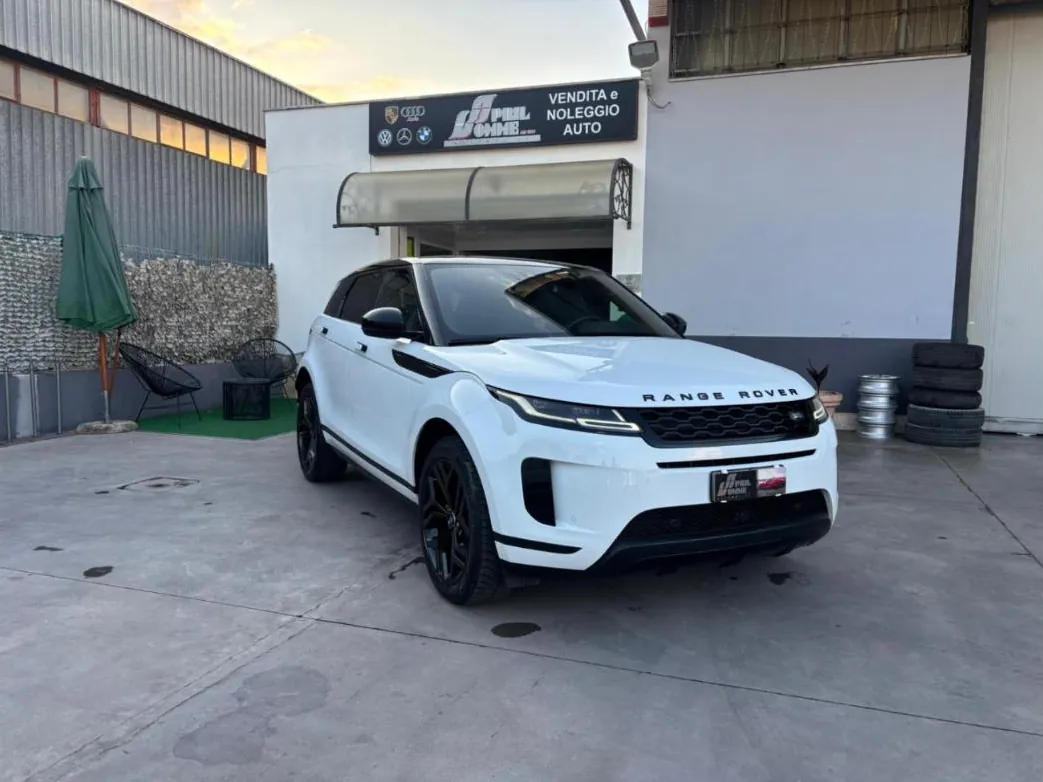 SUV bianco davanti all'ingresso AprilGomme