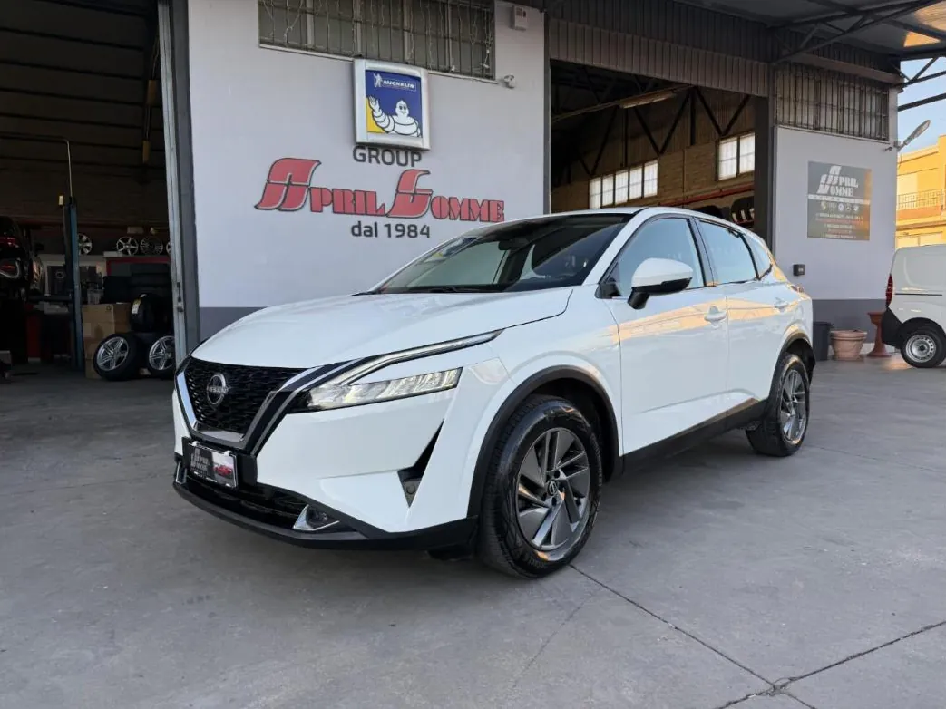 Crossover bianco davanti all'officina AprilGomme